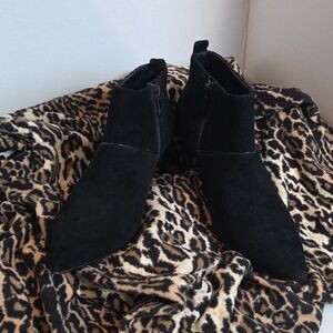 Donald Pilner Women's Black Pointed-Toe Suede Ankle Booties Size 8.5